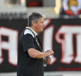 Любо Пенев се радва на добър апетит, шегува се с медицинска сестра