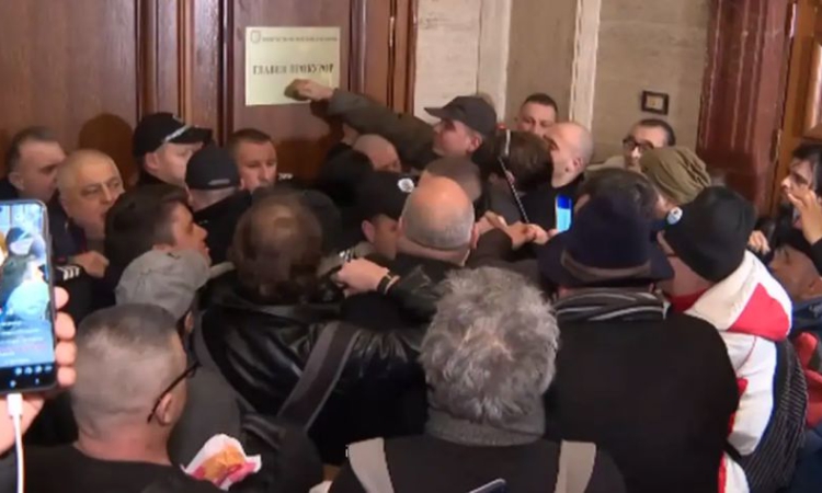 Екшън между протестиращи и полиция: Граждани се опитаха да нахлуят в кабинета на главния прокурор