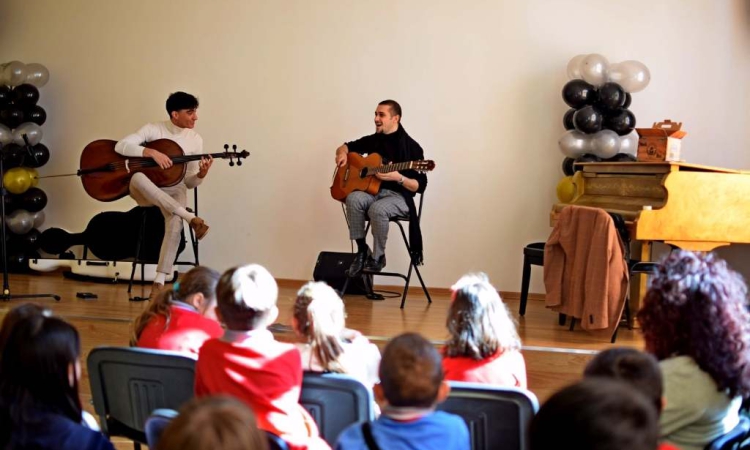 Млади музиканти представят „Магията на музиката – истории по ноти“ в пловдивските училища