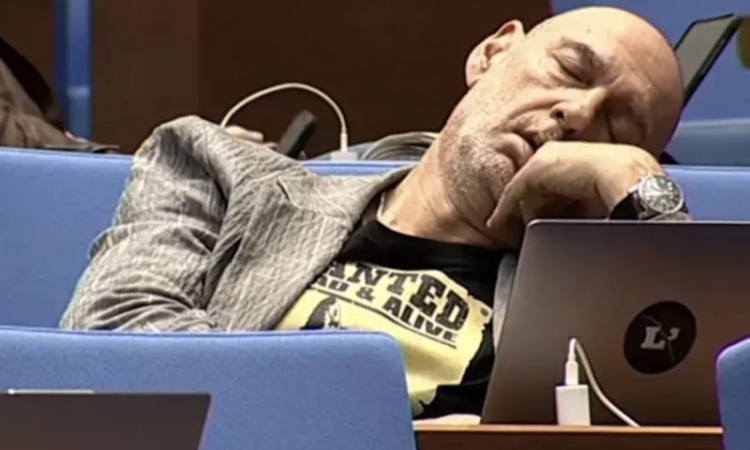 Любен Дилов заспа в парламента?