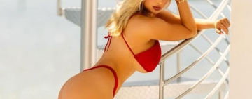 Най-сексапилната хокеистка в света показа изумителните си извивки