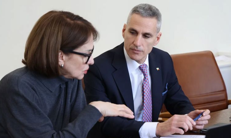 Премиерът Гюров и министър Нейнски разговаряха с разследващия журналист Христо Грозев