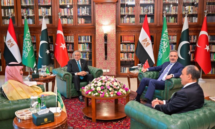 Пакистан, Турция, Египет и Саудитска Арабия умуват как да отворят Ормузкия проток