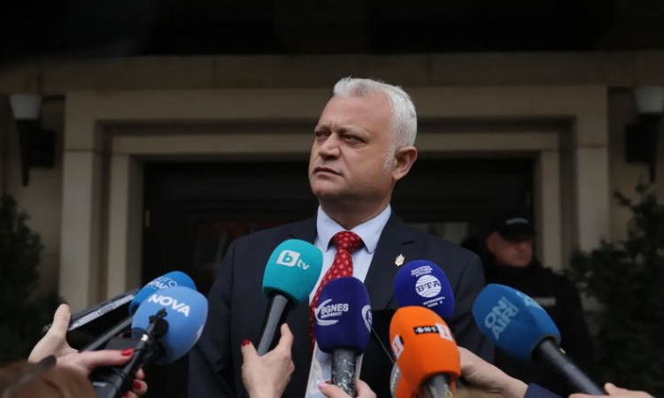 Вътрешният министър: Емилия Русинова многократно е пътувала в чужбина с Петьо Еврото