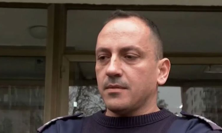 Полицаят, спасил увисналото от балкон дете: Казвах му, че ще му купя шоколад, само да не се пуска