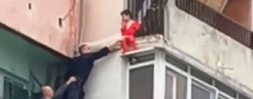 В Ямбол: Малко дете увисна от тераса на осмия етаж