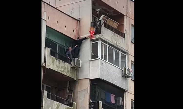 Детето от терасата в Ямбол видяло изкуствени птици и ги сочило на полицая