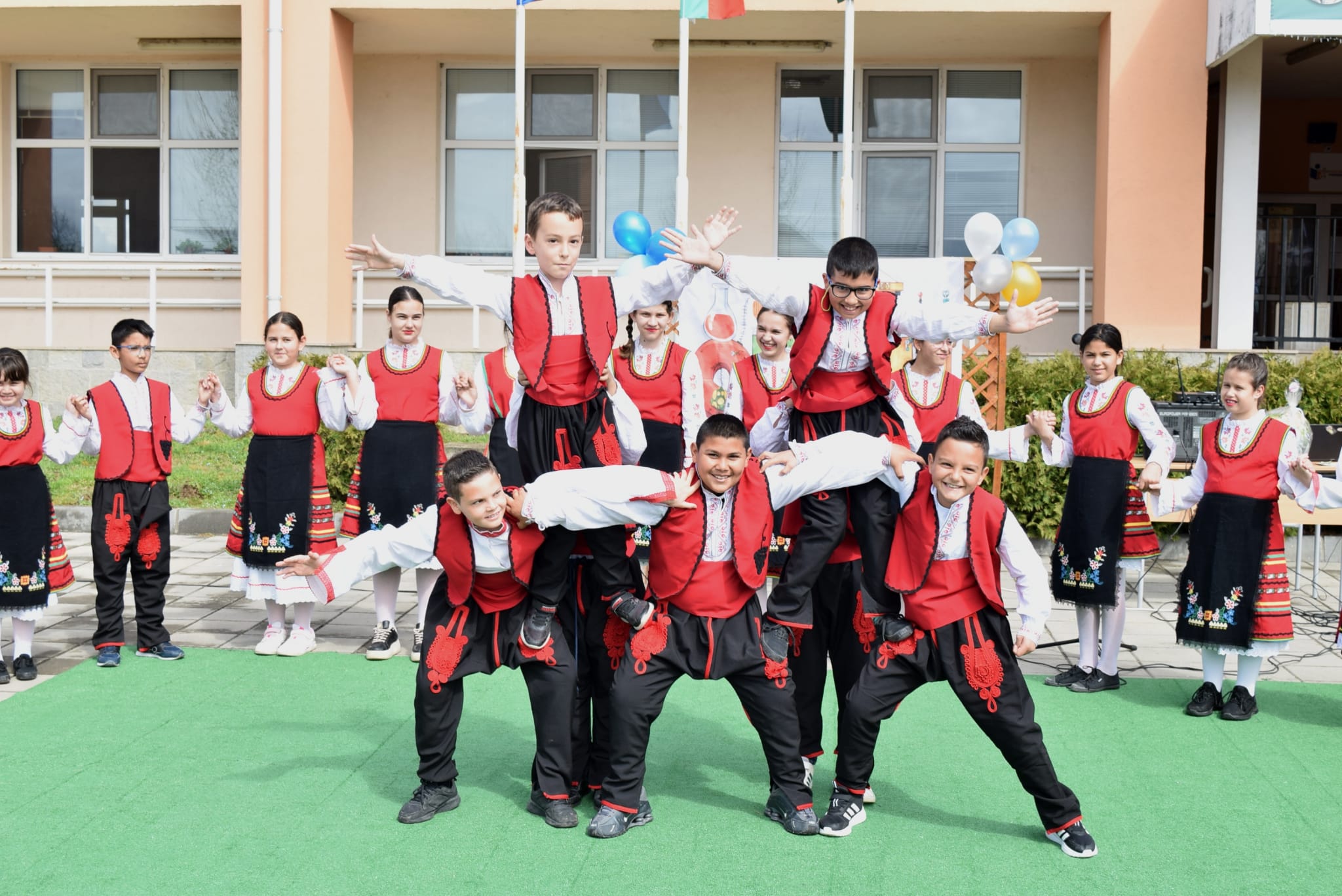 В СУ „Васил Левски“ в Маноле бе открит модерен STEM център, в който учениците ще развиват своите умения в областта на природните науки, роботиката и математиката