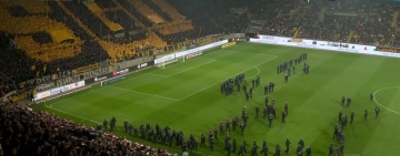 Хаос във Втора Бундеслига: Фенове с пиротехника започнаха престрелка, а други нахлуха в отговор (ВИДЕО)