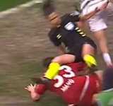 Футболист отнесе съдийка и не ѝ помогна (ВИДЕО)