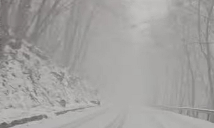 Сняг изненада шофьорите на прохода Шипка
