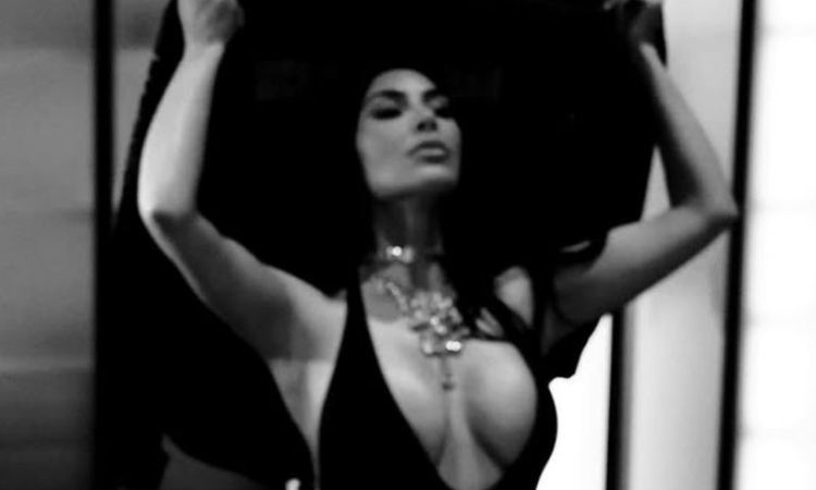 Ким Кардашиян извади на показ пищните си форми