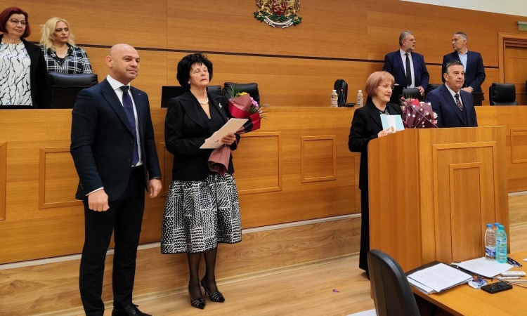 Почетни значки за Милка Толедова и Юлия Петрова