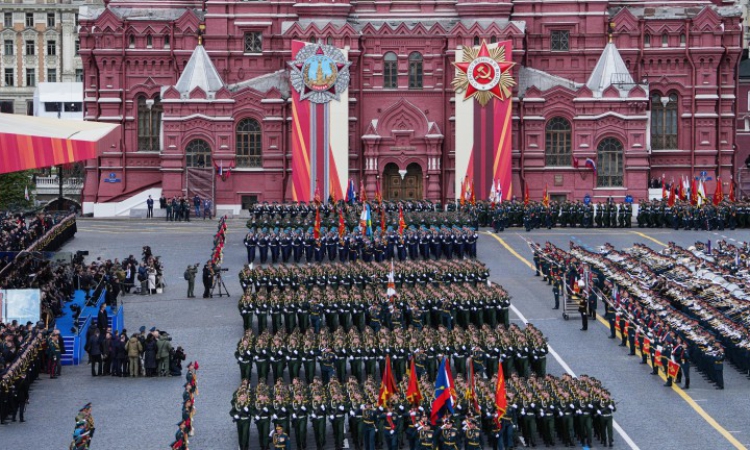 Парадът в Москва без военна техника разкрива истинското състояние на Русия