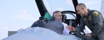 Премиерът Гюров се качи на изтребител F-16
