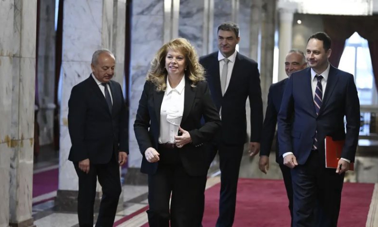 Румен Радев пропусна консултациите при Илияна Йотова