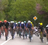 След масовото падане на #Giro d’Italia колоездач е в 