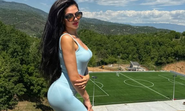 Фолк звездата Райна с впечатляваща фотосесия