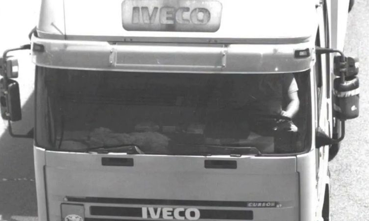 Бащата на Сияна показа снимка на шофьора, който уби 2 деца и един баща - с телефон в едната ръка и чашка в другата
