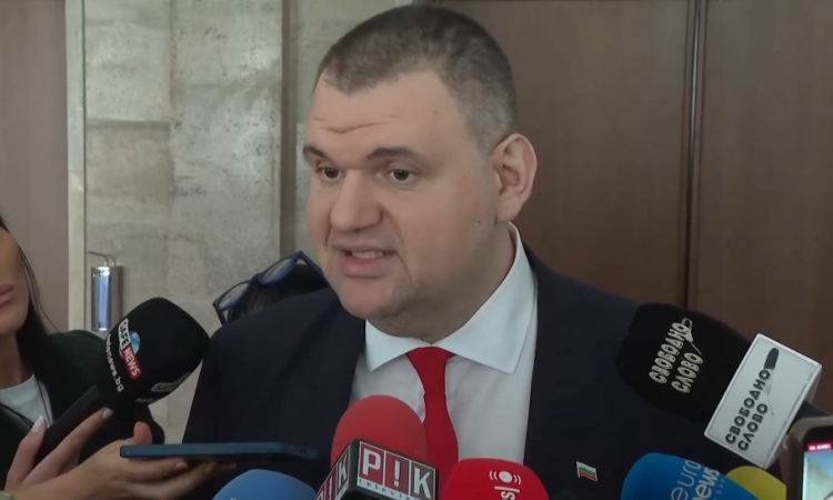 Документите на МВР: Кои са в списъка с полетите около Пеевски