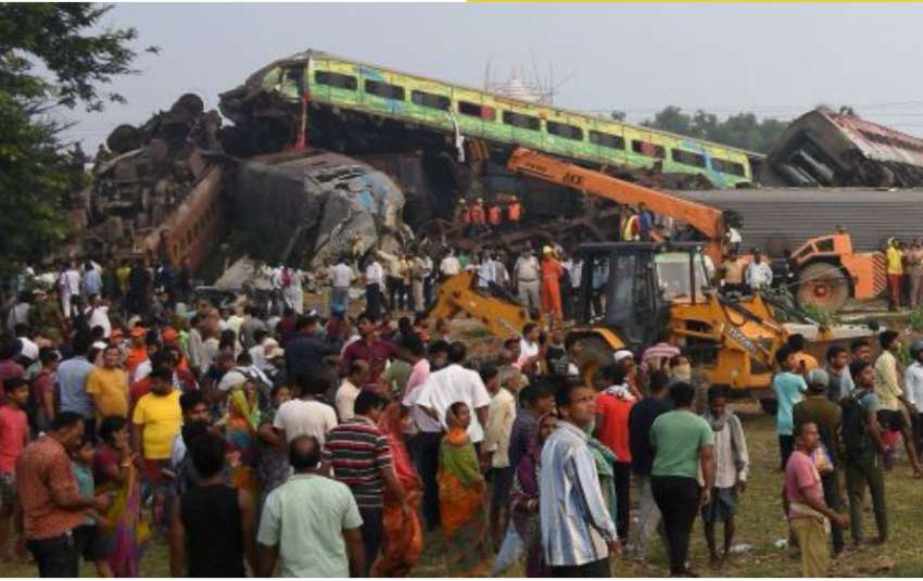 Стотици загинали и ранени при влакова катастрофа в Индия