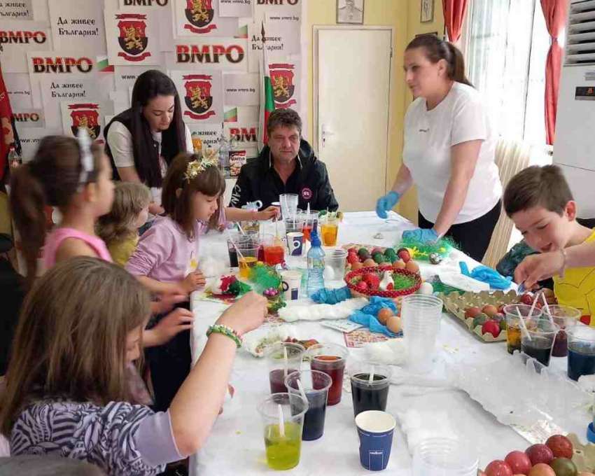 Деца в Пловдив рисуваха великденски яйца по инициатива на дамите от ВМРО