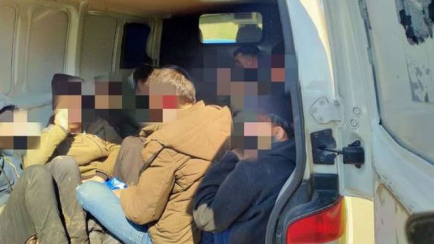 Полицията засече украинец да превозва 14 мигранти на АМ "Тракия"