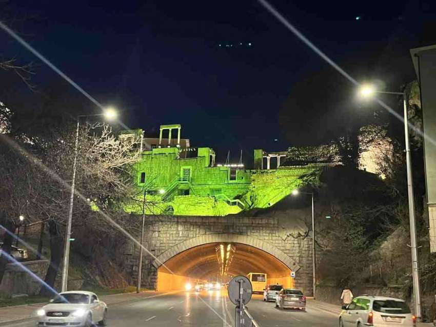 Античният театър в Пловдив грейва в зелен цвят за Деня на Свети Патрик
