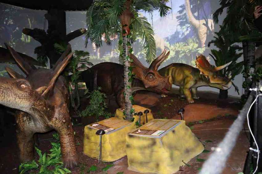 Зала "Динозаври" отвори врати:  Акцентът е 7-метровия Тиранозавър, който може да бъде повикан и ръмжи
