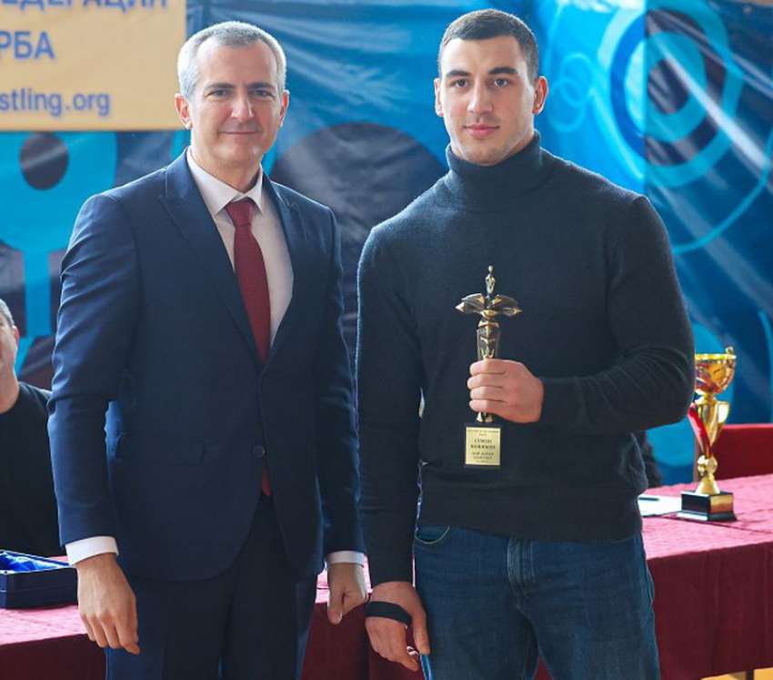 Министър Димитър Илиев връчи наградата за най-добър борец на 2023 г. на Семeн Новиков