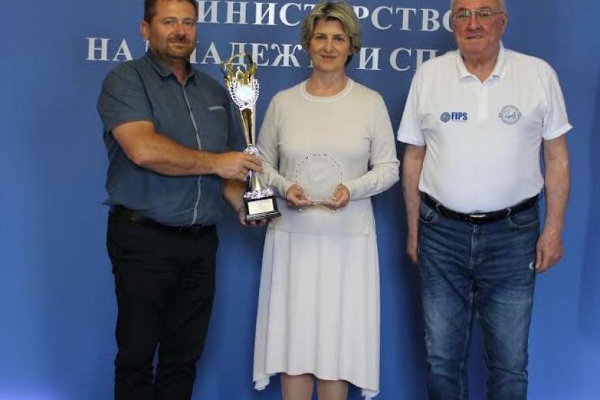 Българската купа от световния пъстървов шампионат стана повод за срещи в две министерства